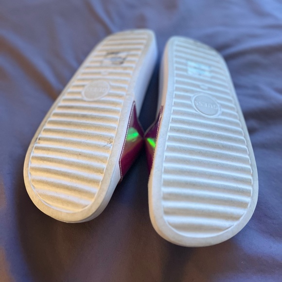 GUESS Pool Slides Iridescent Holgraphic - Picture 7 of 7